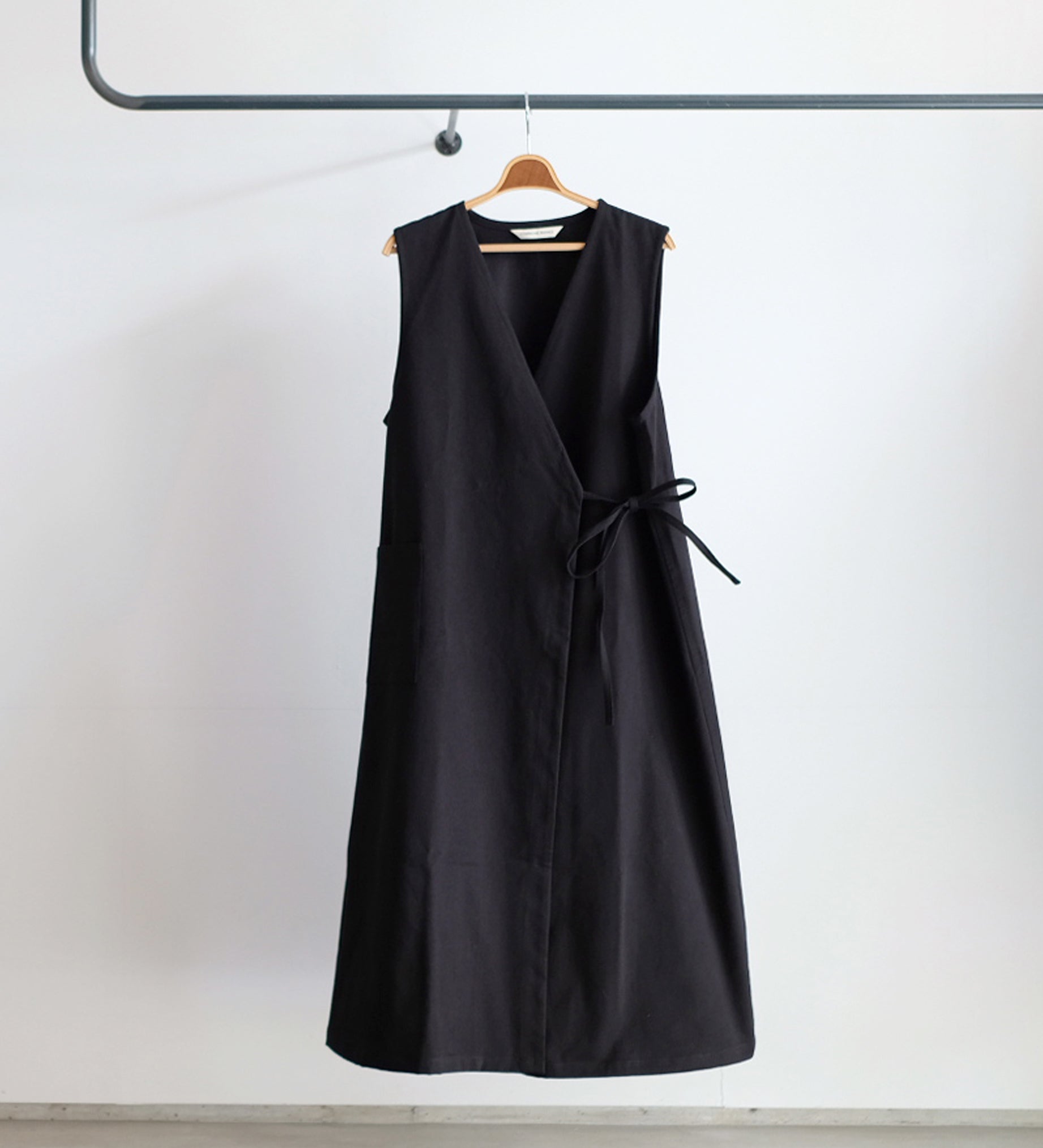 CACHECOEUR APRON DRESS – COMMUNE