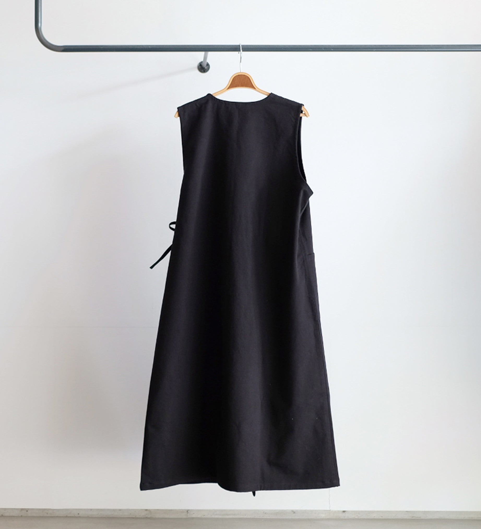 CACHECOEUR APRON DRESS – COMMUNE