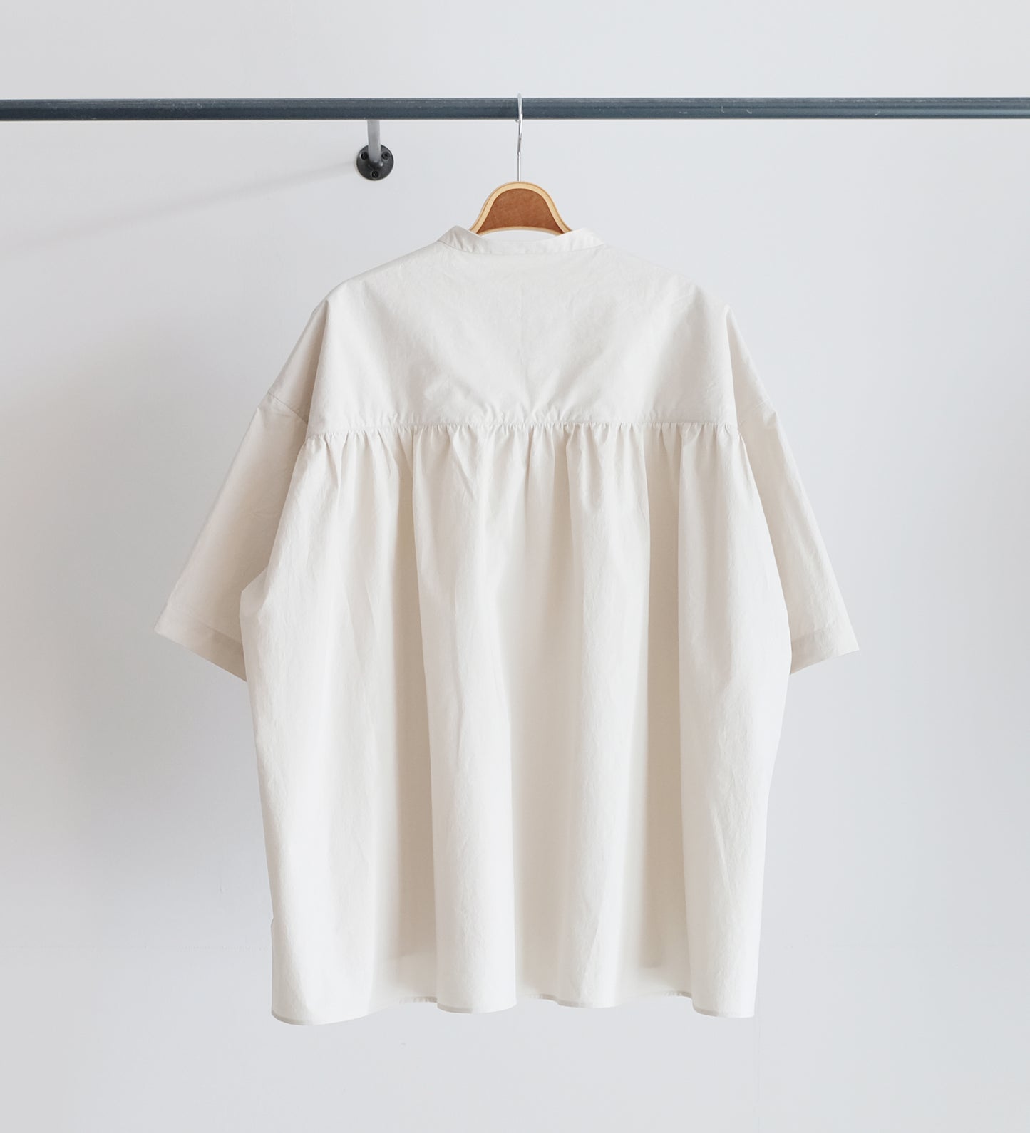 PULLOVER GATHERED HALFSLEEVE SHIRT