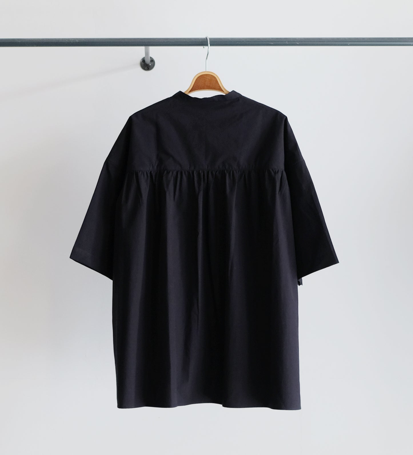 PULLOVER GATHERED HALFSLEEVE SHIRT